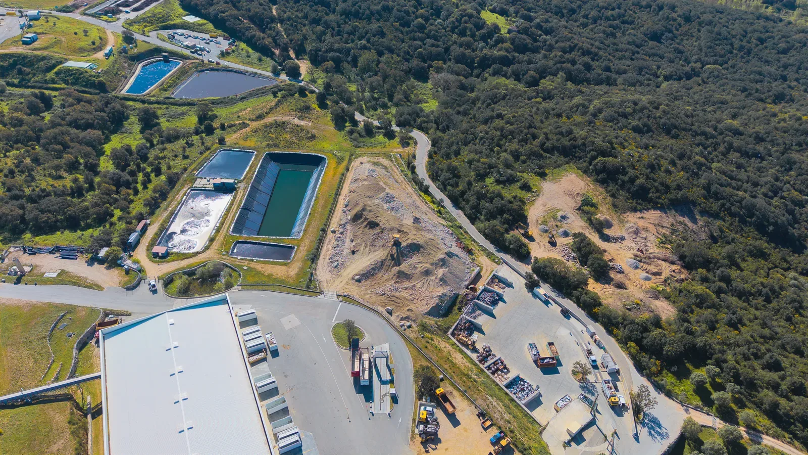 Vue aérienne du site ISDI : bâtiment industriel, casiers de stockage et zone d'accueil